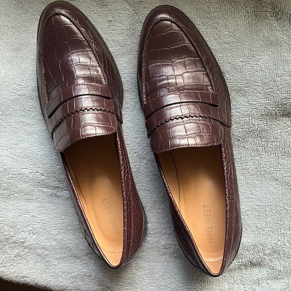 Like new! Women Nine West Brown Leather Loafers Slip-Ons 9.5